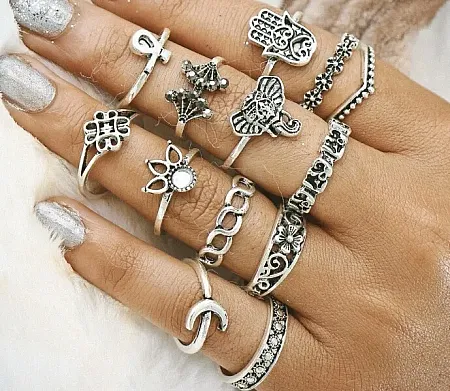 Σετ δαχτυλίδια αποτελούμενα από 13pcs σε ασημί χρώμα.