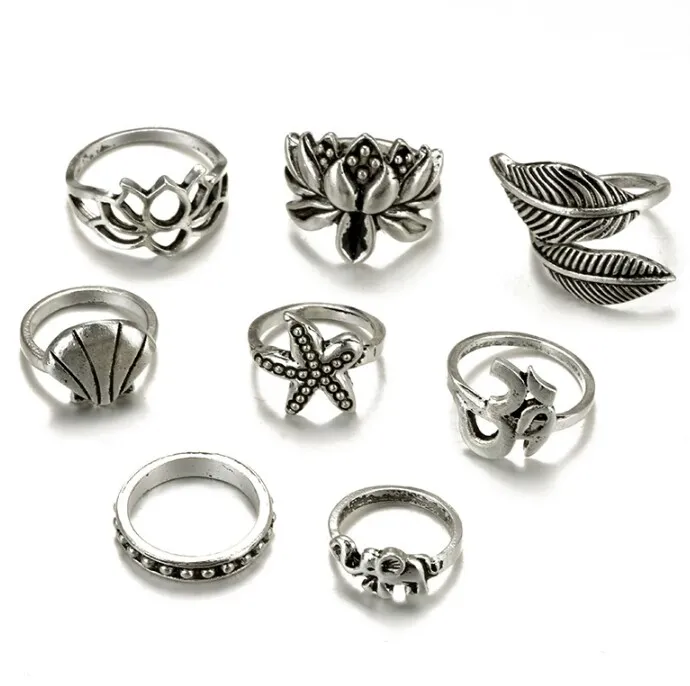 Set δαχτυλίδια αποτελούμενα από 8 pcs σε ασημί χρώμα.