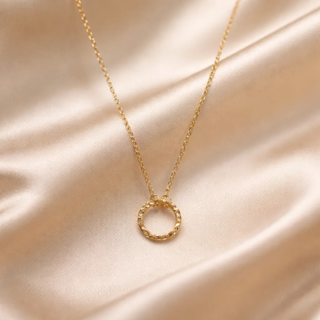Κολιέ Gold Hammered Circle – Ανοξείδωτο Ατσάλι