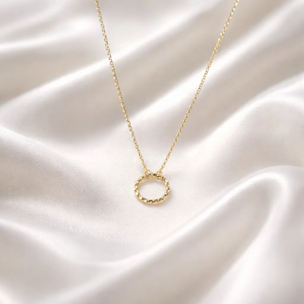 Κολιέ Gold Hammered Circle – Ανοξείδωτο Ατσάλι