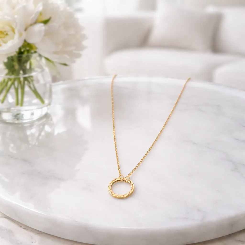 Κολιέ Gold Hammered Circle – Ανοξείδωτο Ατσάλι