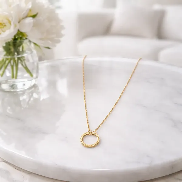 Κολιέ Gold Hammered Circle – Ανοξείδωτο Ατσάλι