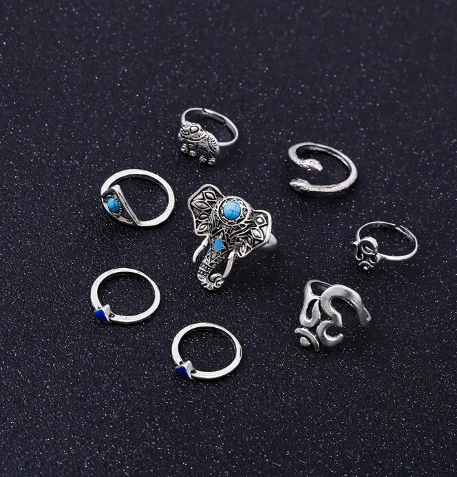 Σετ δαχτυλίδια αποτελούμενα από 8pcs σε ασημί χρώμα.