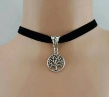 Trendy choker