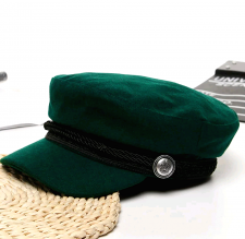 Καπέλο με γείσο σε πράσινο χρώμα.