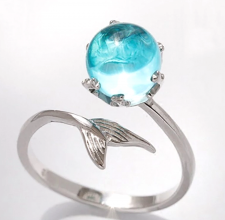 Δαχτυλίδι επιπλατινωμένο με γαλάζιο κρύσταλλο με ρυθμιζόμενο μέγεθος.