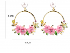 Σκουλαρίκια επιμεταλλωμένα σε χρυσό χρώμα με λουλούδια σε ροζ χρώμα.