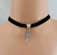 Trendy choker