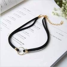 Trendy cyrcle choker.